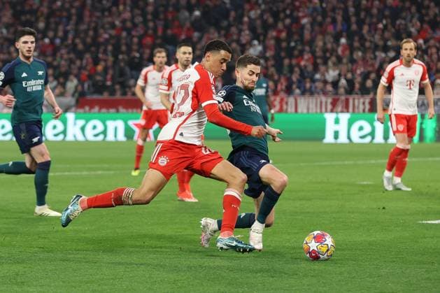 im Zweikampf, Aktion, mit Jamal Musiala 42 (FC Bayern Muenchen), Jorginho 20 (FC Arsenal London), FC Bayern Muenchen vs. FC Arsenal, Champions League, Fussball, Viertelfinale, Rueckspiel, 17.04.2024 Muenchen Bayern Deutschland