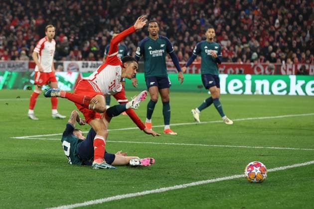 im Zweikampf, Aktion, mit Jamal Musiala 42 (FC Bayern Muenchen), Jorginho 20 (FC Arsenal London), FC Bayern Muenchen vs. FC Arsenal, Champions League, Fussball, Viertelfinale, Rueckspiel, 17.04.2024 Muenchen Bayern Deutschland