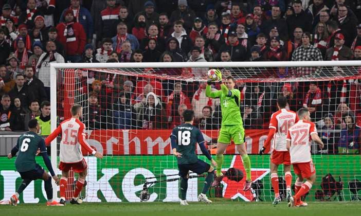 Strafraumszene, Torraumszene Torwart Manuel Neuer FC Bayern Muenchen FCB (01) Aktion vor Takehiro Tomiyasu FC Arsenal (18) FC Bayern Muenchen FCB vs FC Arsenal Viertelfinale Rueckspiel 17.04.2024 DFL REGULATIONS PROHIBIT ANY USE OF PHOTOGRAPHS AS IMAGE SEQUENCES AND OR QUASI-VIDEO FC Bayern Muenchen FCB vs FC Arsenal