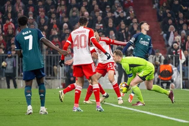 Manuel Neuer 1 (FC Bayern Muenchen) haelt den Ball, FC Bayern Muenchen vs. FC Arsenal, Fussball, Champions League Viertelfinale Rueckspiel, 17.04.2024 DFB regulations prohibit any use of photographs as image sequences and or quasi-video Muenchen Bayern Deutschland