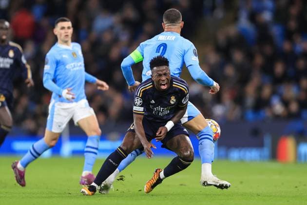 Football - UEFA Champions League - Quarter Final (2nd Leg) - Manchester City v Real Madrid 17th April 2024 - UEFA Champions League - Quarter Final (2nd Leg) - Manchester City v Real Madrid - Vinicius Junior of Real Madrid is tackled by Kyle Walker of Manchester City - Photo: Simon Stacpoole Offside. Manchester UK Copyright: xSimonxStacpoolexOffside