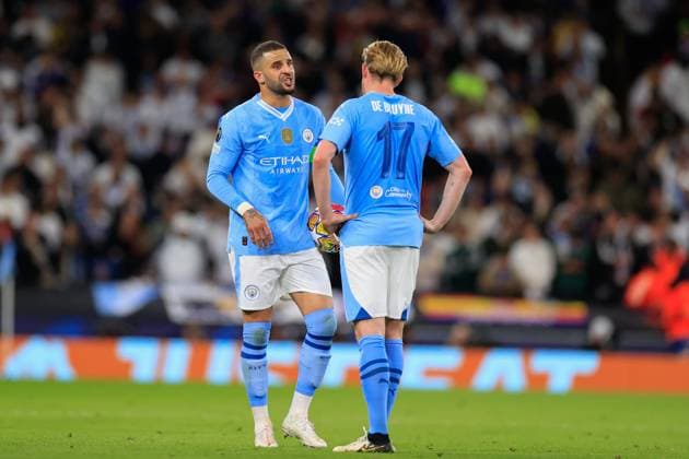 Manchester City v Real Madrid Champions League 17 04 2024. Quarter Final Kyle Walker (2) of Manchester City has a chat with Kevin De Bruyne (17) of Manchester City during the Champions League quarter-final second leg match between Manchester City and Real Madrid at the Etihad Stadium, Manchester, England on 17 April 2024. Manchester Etihad Stadium Manchester England Editorial use only , Copyright: xConorxMolloyx PSI-19472-0051