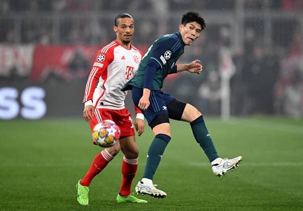 FUSSBALL CHAMPIONS LEAGUE SAISON 2023 2024 Viertelfinale Rueckspiel FC Bayern Muenchen - FC Arsenal London 17.04.2024 Leroy Sane (li, FC Bayern Muenchen) gegen Takehiro Tomiyasu (re, FC Arsenal London)