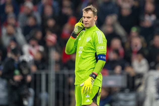 Manuel Neuer 1 (FC Bayern Muenchen) gibt dem Linienrichter ein Zeichen, FC Bayern Muenchen vs. FC Arsenal, Fussball, Champions League Viertelfinale Rueckspiel, 17.04.2024 DFB regulations prohibit any use of photographs as image sequences and or quasi-video Muenchen Bayern Deutschland
