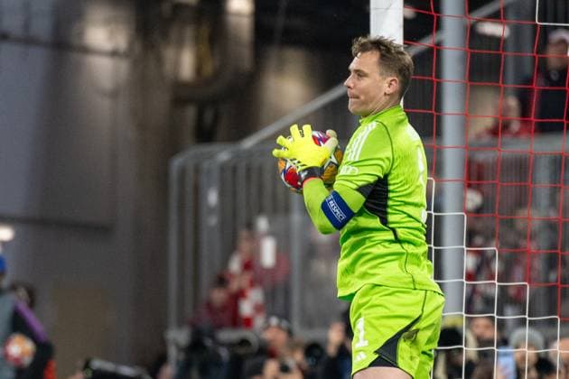 Manuel Neuer 1 (FC Bayern Muenchen) healt den Ball, FC Bayern Muenchen vs. FC Arsenal, Fussball, Champions League Viertelfinale Rueckspiel, 17.04.2024 DFB regulations prohibit any use of photographs as image sequences and or quasi-video Muenchen Bayern Deutschland