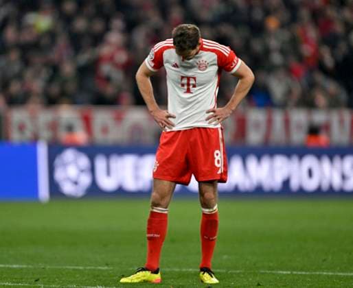 17.04.2024, Fussball UEFA Championsleague 2023 2024: Viertelfinale, FC Bayern München - FC Arsenal London, in der Allianz-Arena München. Leon Goretzka (FC Bayern München) lässt den Kopf hängen.