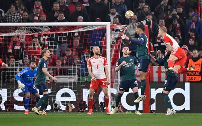 Strafraumszene, Torraumszene William Saliba FC Arsenal (02) gegen Matthijs de Ligt FC Bayern Muenchen FCB (04) FC Bayern Muenchen FCB vs FC Arsenal Viertelfinale Rueckspiel 17.04.2024 DFL REGULATIONS PROHIBIT ANY USE OF PHOTOGRAPHS AS IMAGE SEQUENCES AND OR QUASI-VIDEO FC Bayern Muenchen FCB vs FC Arsenal