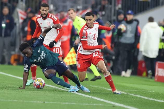 im Zweikampf, Aktion, mit Bukayo Saka 7 (FC Arsenal London), Jamal Musiala 42 (FC Bayern Muenchen), FC Bayern Muenchen vs. FC Arsenal, Champions League, Fussball, Viertelfinale, Rueckspiel, 17.04.2024 Muenchen Bayern Deutschland