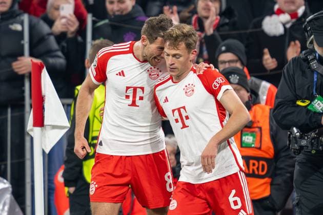 Torjubel zum 1:0, Leon Goretzka 8 (FC Bayern Muenchen), mit dem Torschuetzen Joshua Kimmich 6 (FC Bayern Muenchen), FC Bayern Muenchen vs. FC Arsenal, Fussball, Champions League Viertelfinale Rueckspiel, 17.04.2024 DFB regulations prohibit any use of photographs as image sequences and or quasi-video Muenchen Bayern Deutschland