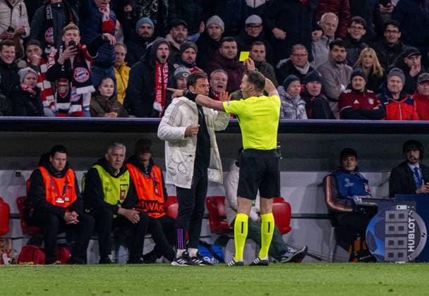Fussball, Herren, Saison 2023 2024, Champions League (Viertelfinale, Rückspiel), FC Bayern München - Arsenal London, Schiedsrichter Danny Makkelie (NED) zeigt Co-Trainer Zsolt Löw (FC Bayern München) die gelbe Karte, 17.04.2024, Copyright: xMatthiasxKochx