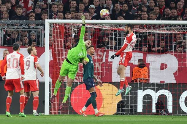 Torwartaktion von Manuel Neuer 1 (FC Bayern Muenchen), FC Bayern Muenchen vs. FC Arsenal, Champions League, Fussball, Viertelfinale, Rueckspiel, 17.04.2024 Muenchen Bayern Deutschland