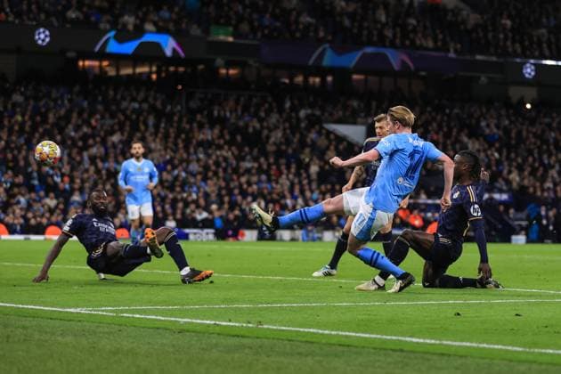 Sport Bilder des Tages Football - UEFA Champions League - Quarter Final (2nd Leg) - Manchester City v Real Madrid 17th April 2024 - UEFA Champions League - Quarter Final (2nd Leg) - Manchester City v Real Madrid - Kevin De Bruyne of Manchester City scores their 1st goal - Photo: Simon Stacpoole Offside. Manchester UK Copyright: xSimonxStacpoolexOffside
