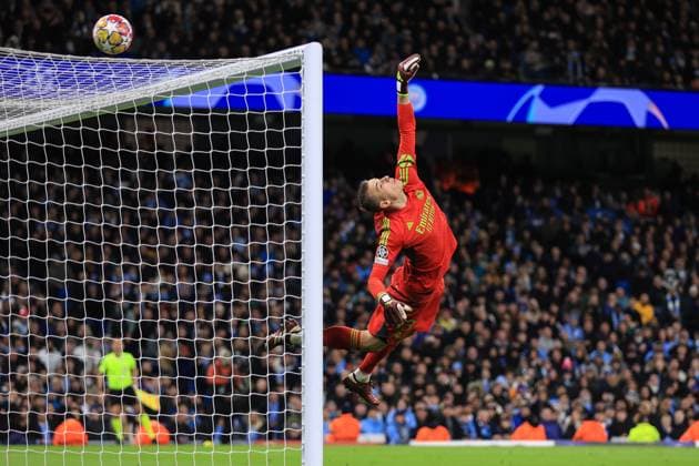 Sport Bilder des Tages Football - UEFA Champions League - Quarter Final (2nd Leg) - Manchester City v Real Madrid 17th April 2024 - UEFA Champions League - Quarter Final (2nd Leg) - Manchester City v Real Madrid - Real Madrid goalkeeper Andriy Lunin dives as the ball goes over the bar - Photo: Simon Stacpoole Offside. Manchester UK Copyright: xSimonxStacpoolexOffside