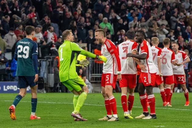 Fussball, Herren, Saison 2023 2024, Champions League (Viertelfinale, Rückspiel), FC Bayern München - Arsenal London, v. l. Kai Havertz (FC Arsenal), Torhüter Manuel Neuer (FC Bayern München), Eric Dier (FC Bayern München), Min-jae Kim (FC Bayern München), Dayot Upamecano (FC Bayern München), Konrad Laimer (FC Bayern München), Joshua Kimmich (FC Bayern München), Raphael Guerreiro (FC Bayern München), Jubel nach Abpfiff, 17.04.2024, Copyright: xMatthiasxKochx