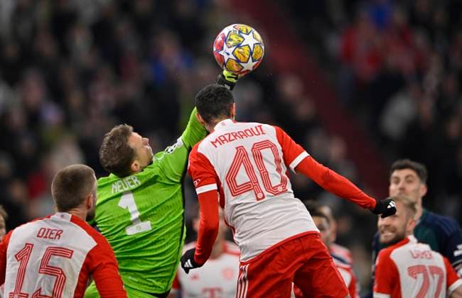 Strafraumszene, Torraumszene Torwart Manuel Neuer FC Bayern Muenchen FCB (01) gegen Noussair Mazraoui FC Bayern Muenchen FCB (40) FC Bayern Muenchen FCB vs FC Arsenal Viertelfinale Rueckspiel 17.04.2024 DFL REGULATIONS PROHIBIT ANY USE OF PHOTOGRAPHS AS IMAGE SEQUENCES AND OR QUASI-VIDEO FC Bayern Muenchen FCB vs FC Arsenal