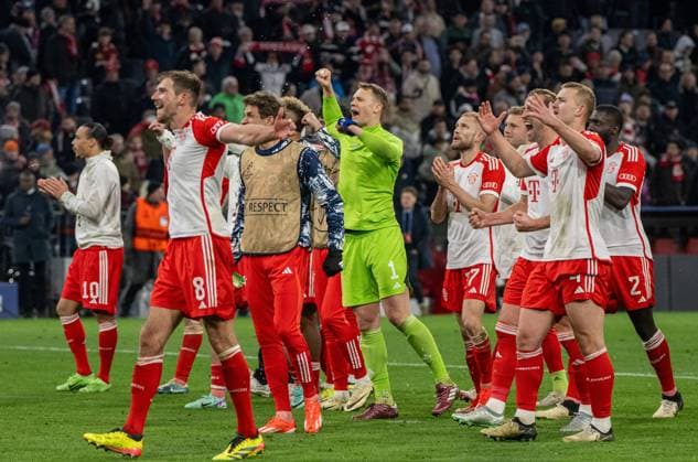 Fussball, Herren, Saison 2023 2024, Champions League (Viertelfinale, Rückspiel), FC Bayern München - Arsenal London, v. l. Leroy Sane (FC Bayern München), Leon Goretzka (FC Bayern München), Thomas Müller (FC Bayern München), Torhüter Manuel Neuer (FC Bayern München), Konrad Laimer (FC Bayern München), Harry Kane (FC Bayern München), Matthijs de Ligt (FC Bayern München), Dayot Upamecano (FC Bayern München), Jubel nach Abpfiff, 17.04.2024, Copyright: xMatthiasxKochx