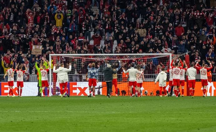Fussball, Herren, Saison 2023 2024, Champions League (Viertelfinale, Rückspiel), FC Bayern München - Arsenal London, Fans und Spieler von Bayern jubeln nach Abpfiff, 17.04.2024, Copyright: xMatthiasxKochx
