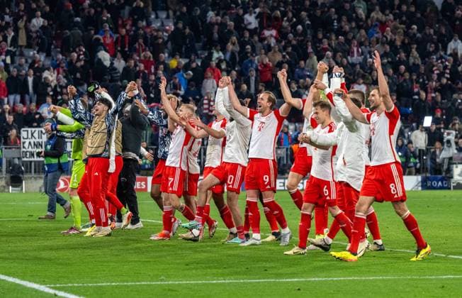 Fussball, Herren, Saison 2023 2024, Champions League (Viertelfinale, Rückspiel), FC Bayern München - Arsenal London, Fans und Spieler von Bayern jubeln nach Abpfiff, 17.04.2024, Copyright: xMatthiasxKochx