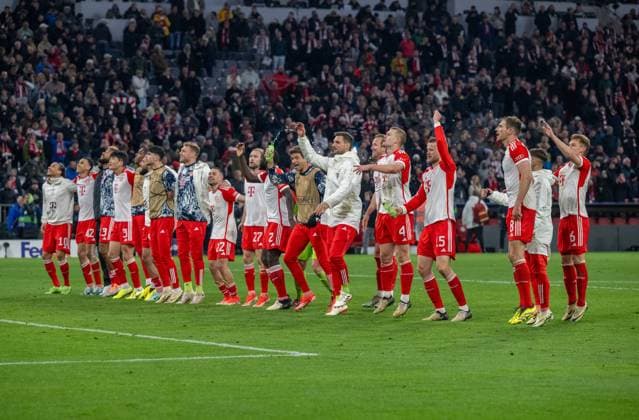 Fussball, Herren, Saison 2023 2024, Champions League (Viertelfinale, Rückspiel), FC Bayern München - Arsenal London, Fans und Spieler von Bayern jubeln nach Abpfiff, 17.04.2024, Copyright: xMatthiasxKochx