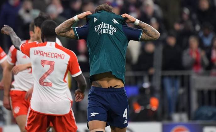 17.04.2024, xemx, Fussball UEFA Champions League, FC Bayern Muenchen - Arsenal London emspor, v.l. Mannschaft, Spieler, enttaeuscht, enttaeuscht schauend nach Spielende, dissapointed at the end of the match (DFL DFB REGULATIONS PROHIBIT ANY USE OF PHOTOGRAPHS as IMAGE SEQUENCES and or QUASI-VIDEO) Muenchen