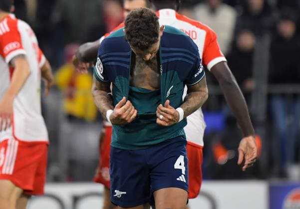17.04.2024, xemx, Fussball UEFA Champions League, FC Bayern Muenchen - Arsenal London emspor, v.l. Mannschaft, Spieler, enttaeuscht, enttaeuscht schauend nach Spielende, dissapointed at the end of the match (DFL DFB REGULATIONS PROHIBIT ANY USE OF PHOTOGRAPHS as IMAGE SEQUENCES and or QUASI-VIDEO) Muenchen