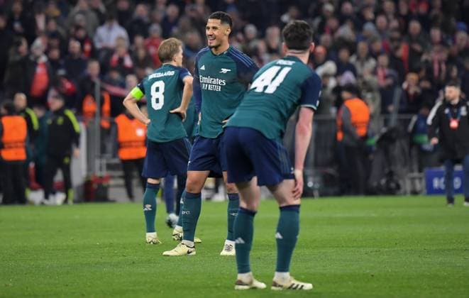 17.04.2024, xemx, Fussball UEFA Champions League, FC Bayern Muenchen - Arsenal London emspor, v.l. Mannschaft, Spieler, enttaeuscht, enttaeuscht schauend nach Spielende, dissapointed at the end of the match (DFL DFB REGULATIONS PROHIBIT ANY USE OF PHOTOGRAPHS as IMAGE SEQUENCES and or QUASI-VIDEO) Muenchen