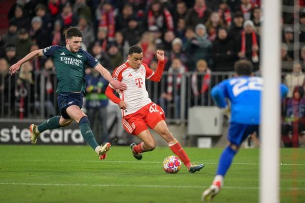 Fußball, UEFA Championsleague, 20240417, FC Bayern München - FC Arsenal. Im Bild Declan RICE (FC Arsenal, 41), Jamal MUSIALA (FC Bayern München, 42) Schuß und David RAYA (FC Arsenal, 22). München Allianz Arena Bayern Deutschland Copyright: Passion2Press MarkusxFischerx