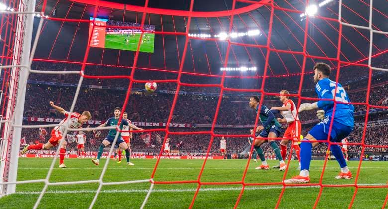 17.04.2024, Fussball UEFA Championsleague 2023 2024: Viertelfinale, FC Bayern München - FC Arsenal London, in der Allianz-Arena München. Siegtreffer von Joshua Kimmich (li, FC Bayern München) gegen Torwart David Raya (FC Arsenal) zum 1:0.