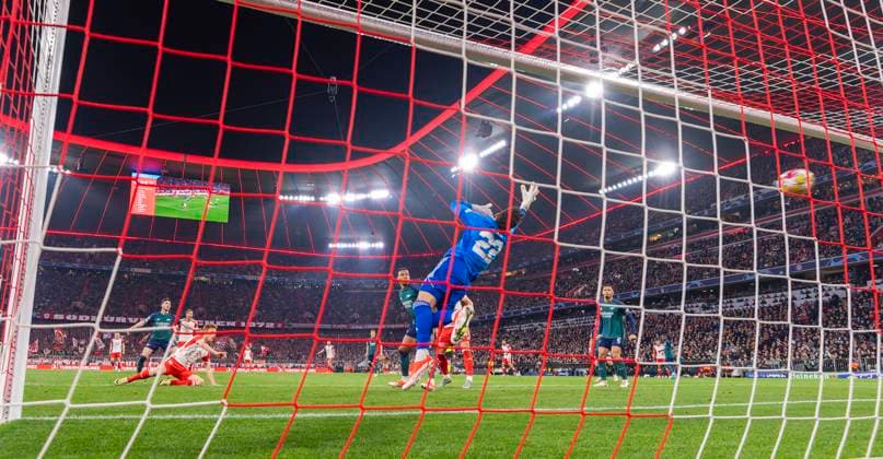 17.04.2024, Fussball UEFA Championsleague 2023 2024: Viertelfinale, FC Bayern München - FC Arsenal London, in der Allianz-Arena München. Siegtreffer von Joshua Kimmich (li, FC Bayern München) gegen Torwart David Raya (FC Arsenal) zum 1:0.