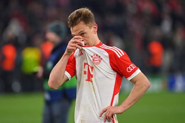 Joshua KIMMICH (Bayern Muenchen) geht nach dem Schlusspfiff in sich. Aktion,Einzelbild,angeschnittenes Einzelmotiv,Halbfigur,halbe Figur. enttaeuscht,frustriert,niedergeschlagen, Fussball Champions League Viertelfinale FC Bayern Muenchen - Arsenal London 1-0, am 17.04.2024, A L L I A N Z A R E N A.