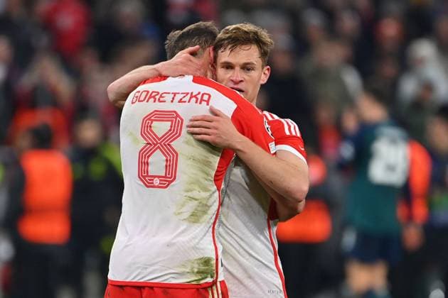 Schlussjubel Joshua KIMMICH (Bayern Muenchen) mit Leon GORETZKA (Bayern Muenchen), Jubel,Freude,Begeisterung,Aktion. Fussball Champions League Viertelfinale FC Bayern Muenchen - Arsenal London 1-0, am 17.04.2024, A L L I A N Z A R E N A.