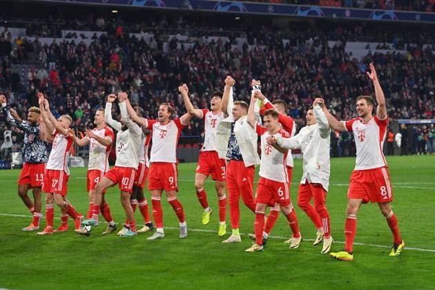 Schlussjubel, Teamfoto,Team,Mannschaft,Mannschaftsfoto, Jubel,Freude,Begeisterung,Aktion. Fussball Champions League Viertelfinale FC Bayern Muenchen - Arsenal London 1-0, am 17.04.2024, A L L I A N Z A R E N A.