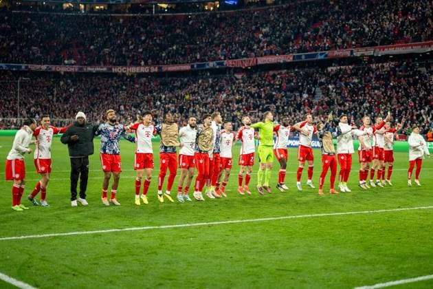 Die Bayern jubeln nach dem Sieg in der Suedkurve, GER, FC Bayern Muenchen (FCB) vs. FC Arsenal (ARS), Fussball, UEFA Champions League, Viertelfinal Rueckspiel, Saison 2023 2024, 17.04.2024, DFB DFL regulations prohibit any use of photographs as image sequences and or quasi-video., GER, FC Bayern Muenchen (FCB) vs. FC Arsenal (ARS), Fussball, UEFA Champions League, Viertelfinal Rueckspiel, Saison 2023 2024, 17.04.2024 Muenchen Copyright: xEibner-Pressefoto SaschaxWaltherx EP_EER