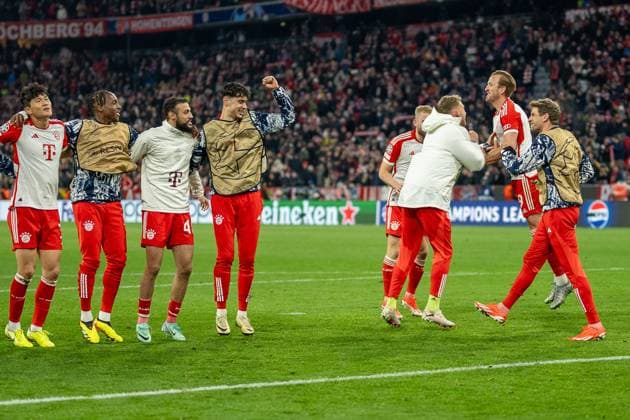 Die Bayern jubeln nach dem Sieg in der Suedkurve, GER, FC Bayern Muenchen (FCB) vs. FC Arsenal (ARS), Fussball, UEFA Champions League, Viertelfinal Rueckspiel, Saison 2023 2024, 17.04.2024, DFB DFL regulations prohibit any use of photographs as image sequences and or quasi-video., GER, FC Bayern Muenchen (FCB) vs. FC Arsenal (ARS), Fussball, UEFA Champions League, Viertelfinal Rueckspiel, Saison 2023 2024, 17.04.2024 Muenchen Copyright: xEibner-Pressefoto SaschaxWaltherx EP_EER