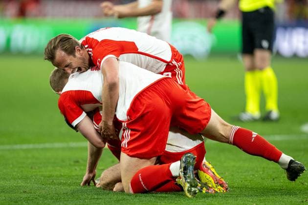 Eric Dier (FC Bayern Muenchen, 15) und Harry Kane (FC Bayern Muenchen, 09) jubeln, positive Emotionen GER, FC Bayern Muenchen (FCB) vs. FC Arsenal (ARS), Fussball, UEFA Champions League, Viertelfinal Rueckspiel, Saison 2023 2024, 17.04.2024, DFB DFL regulations prohibit any use of photographs as image sequences and or quasi-video., GER, FC Bayern Muenchen (FCB) vs. FC Arsenal (ARS), Fussball, UEFA Champions League, Viertelfinal Rueckspiel, Saison 2023 2024, 17.04.2024 Muenchen Copyright: xEibner-Pressefoto SaschaxWaltherx EP_EER