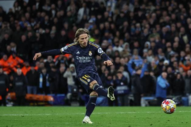 UEFA Champions League Quarter Final Manchester City v Real Madrid Luka ModriÄ‡ of Real Madrid misses his penalty during the UEFA Champions League Quarter Final Manchester City vs Real Madrid at Etihad Stadium, Manchester, United Kingdom, 17th April 2024 (Photo by Mark Cosgrove News Images) Manchester Etihad Stadium Manchester United, ManU Kingdom Copyright: xMarkxCosgrove NewsxImagesx