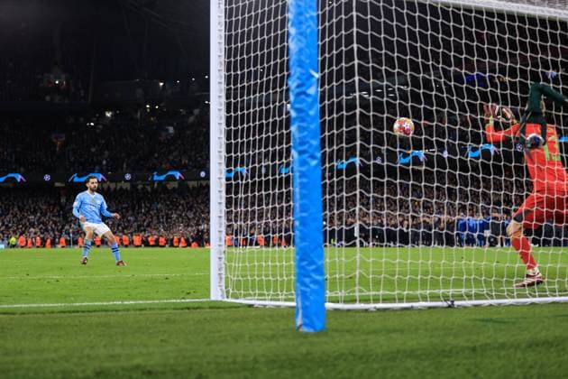 Sport Bilder des Tages Football - UEFA Champions League - Quarter Final (2nd Leg) - Manchester City v Real Madrid 17th April 2024 - UEFA Champions League - Quarter Final (2nd Leg) - Manchester City v Real Madrid - Bernardo Silva of Manchester City has his penalty saved in the shoot-out - Photo: Simon Stacpoole Offside. Manchester UK Copyright: xSimonxStacpoolexOffside