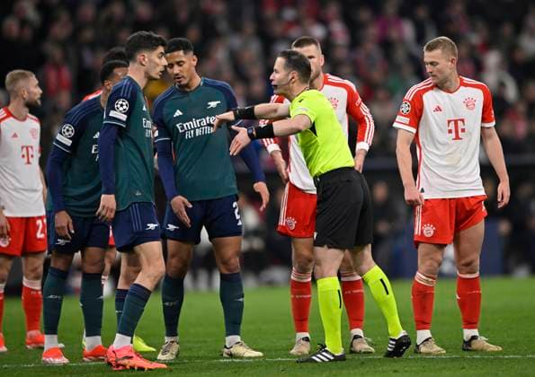 Schiedsrichter Referee Danny Makkelie (NED) im Gespraech Diskussion mit Kai Havertz FC Arsenal (29) William Saliba FC Arsenal (02) Matthijs de Ligt FC Bayern Muenchen FCB (04) Eric Dier FC Bayern Muenchen FCB (15) FC Bayern Muenchen FCB vs FC Arsenal Viertelfinale Rueckspiel 17.04.2024 DFL REGULATIONS PROHIBIT ANY USE OF PHOTOGRAPHS AS IMAGE SEQUENCES AND OR QUASI-VIDEO FC Bayern Muenchen FCB vs FC Arsenal