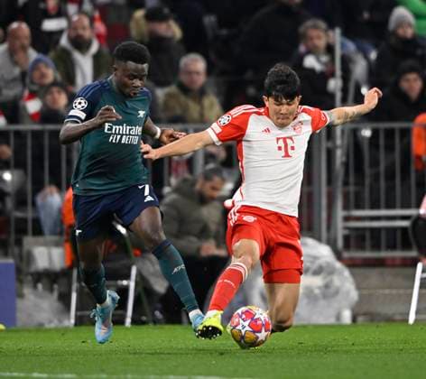 Zweikampf, Aktion Bukayo Saka FC Arsenal (07) gegen Min-jae Kim FC Bayern Muenchen FCB (03) FC Bayern Muenchen FCB vs FC Arsenal Viertelfinale Rueckspiel 17.04.2024 DFL REGULATIONS PROHIBIT ANY USE OF PHOTOGRAPHS AS IMAGE SEQUENCES AND OR QUASI-VIDEO FC Bayern Muenchen FCB vs FC Arsenal