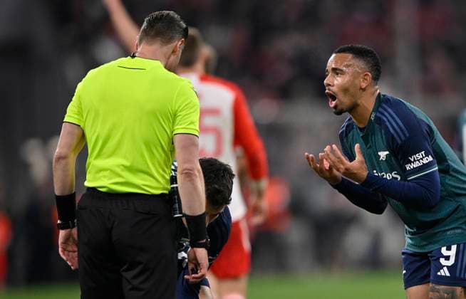 Joshua Kimmich FC Bayern Muenchen FCB (06) verletzt Verletzung Schiedsrichter Referee Danny Makkelie (NED) im Gespraech Diskussion mit Gabriel Jesus FC Arsenal (09) Kai Havertz FC Arsenal (29) FC Bayern Muenchen FCB vs FC Arsenal Viertelfinale Rueckspiel 17.04.2024 DFL REGULATIONS PROHIBIT ANY USE OF PHOTOGRAPHS AS IMAGE SEQUENCES AND OR QUASI-VIDEO FC Bayern Muenchen FCB vs FC Arsenal