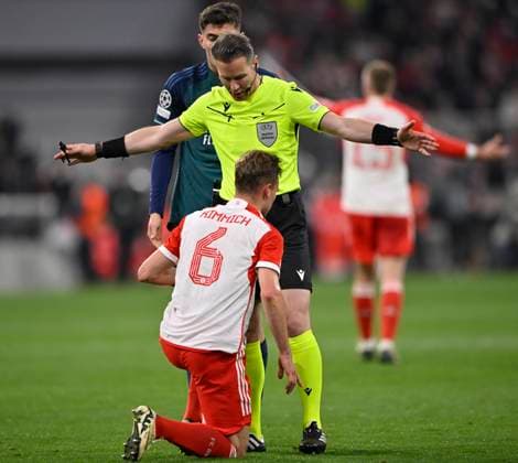 Schiedsrichter Referee Danny Makkelie (NED) steht schuetzend vor Harry Kane FC Bayern Muenchen FCB (09) Gestik Geste FC Bayern Muenchen FCB vs FC Arsenal Viertelfinale Rueckspiel 17.04.2024 DFL REGULATIONS PROHIBIT ANY USE OF PHOTOGRAPHS AS IMAGE SEQUENCES AND OR QUASI-VIDEO FC Bayern Muenchen FCB vs FC Arsenal