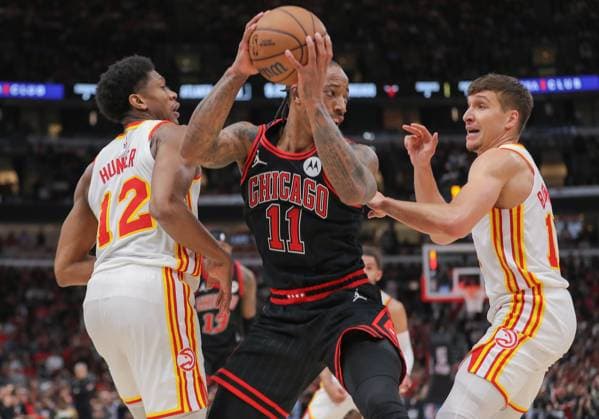 Bilder des Jahres 2024, Sport 04 April Sport Themen der Woche KW16 Sport Bilder des Tages CHICAGO, IL - APRIL 17: DeMar DeRozan 11 of the Chicago Bulls is guarded by Bogdan Bogdanovic 13 of the Atlanta Hawks during the second half of the 2024 Play-In Tournament at the United Center on April 17, 2024 in Chicago, Illinois. (Photo by Melissa Tamez Icon Sportswire) NBA, Basketball Herren, USA APR 17 Play-In - East - Hawks at Bulls EDITORIAL USE ONLY Icon24041748