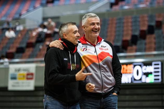 2024 IWBF Women’s Repechage: Spanien - Kanada; 18.04.2024 Franck Joaquin Belen (Trainer Spanien) mit dem lachenden Enrique Alvarez Orcajo (Präsident Federation FEDDF) 2024 IWBF Women’s Repechage: Spanien - Kanada; Asue Arena, Osaka Copyright: xBEAUTIFULxSPORTS Wunderlx
