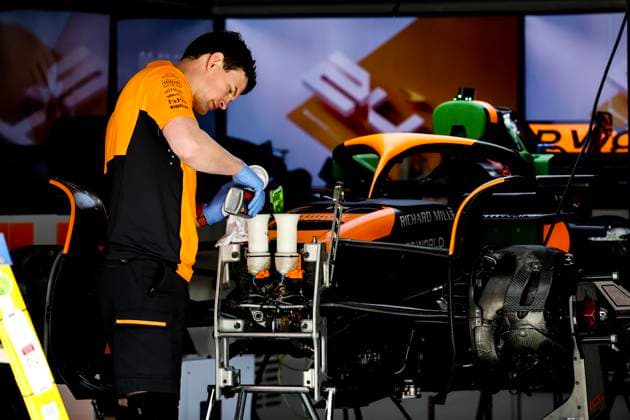 mechanic, mecanicien, mechanics during the Formula 1 Lenovo Chinese Grand Prix 2024, 5th round of the 2024 Formula One World Championship, WM, Weltmeisterschaft from April 19 to 21, 2024 on the Shanghai International Circuit, in Shanghai, China - F1 - CHINESE GRAND PRIX 2024 DPPI Panoramic  00133