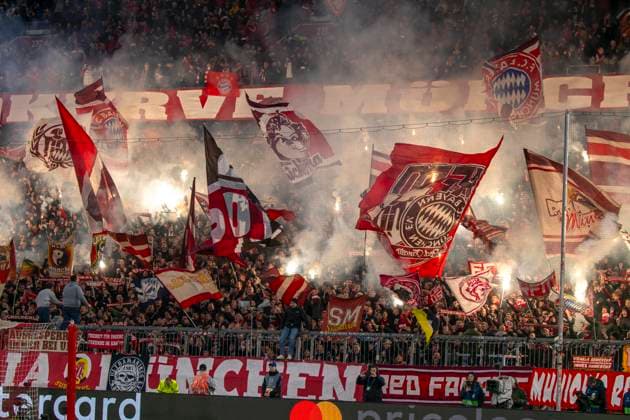 17.04.2024, Fussball UEFA Championsleague 2023 2024: Viertelfinale, FC Bayern München - FC Arsenal London, in der Allianz-Arena München. Bayernfans zünden Pyros.