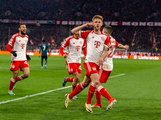 17.04.2024, Fussball UEFA Championsleague 2023 2024: Viertelfinale, FC Bayern München - FC Arsenal London, in der Allianz-Arena München. Torjubel Joshua Kimmich (re, FC Bayern München), Jamal Musiala (FC Bayern München), Raphael Guerreiro (FC Bayern München), Noussair Mazraoui (FC Bayern München)