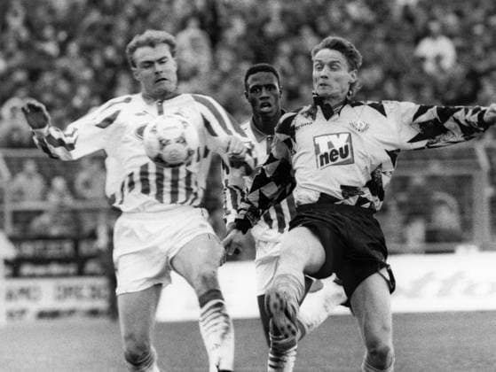 ! ACHTUNG Aufnahmedatum laut Beschriftung ! Dresden, historisch, Fußball, Dynamo Dresden, Bundesliga, Saison 1994 95 (Lizenzentzug Zwangsabstieg): Dynamo - 1. FC Köln (1:3), Zweikampf zwischen Ralf Hauptmann (l. Köln) und Uwe Jähnig, dahinter Pablo Thiam, 08.04.1995. Wolfgang Wittchen *** ATTENTION date Loud Caption Dresden, historical, Soccer, Dynamo Dresden, Bundesliga, Season 1994 95 Licence Forced descent Dynamo 1 FC Cologne 1 3 , duel between Ralf Hauptmann l Cologne and Uwe Jähnig, behind Pablo Thiam, 08 04 1995 Wolfgang White Copyright: xSZ WolfgangxWittchenx