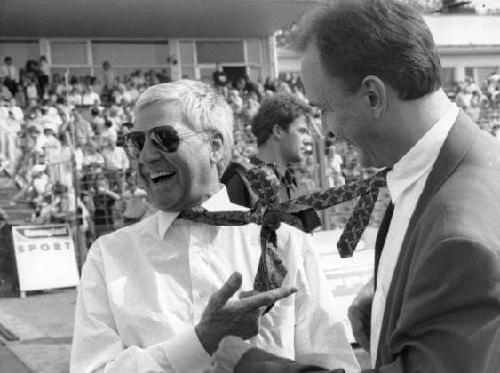 ! ACHTUNG Aufnahmedatum laut Beschriftung ! Dresden, historisch, Fußball, Dynamo Dresden, Bundesliga, Saison 1993 94 (Klassenerhalt trotz vier Punkten Abzug): Georg Schauz (r. Schatzmeister) und Dieter Burmester (Vizepräsident) verbinden ihre Schlipse nach dem 1:0 gegen Werder Bremen, durch den der Klassenerhalt besiegelt ist. 30.04.1994. Wolfgang Wittchen *** ATTENTION date Loud Caption Dresden, historical, Soccer, Dynamo Dresden, Bundesliga, Season 1993 94 Class receipt despite Four Points Deduction Georg Show r Treasurer and Dieter Burmester Vice-President Connect theirs Schlipse After the 1 0 against Werder Bremen, through the the Class receipt sealed is 30 04 1994 Wolfgang White Copyright: xSZ WolfgangxWittchenx
