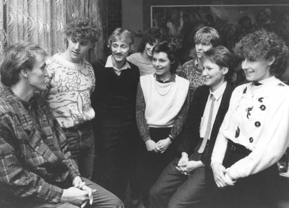 ! ACHTUNG Aufnahmedatum laut Beschriftung ! DDR, Sachsen, historisch, Sportler, Athleten: erfolgreiche Sportler des Bezirkes Dresden, 30.12.1986. Veröffentlichung in Sächsische Zeitung am 02.01.1987: Einige der 1986 besonders erfolgreichen Aktiven des SC Einheit und von Dynamo Dresden stellten sich dem Fotografen. Von links nach rechts: Schwimm-Staffelweltmeister Dirk Richter, Karsten Neitzel und Thomas Ritter (im Hintergrund) von der Fußball-Junioren-Auswahl unseres Landes, die in Jugoslawien Europameister werden konnte. Bahnradsport-Sprintweltmeisterin und Eisschnelllauf-Sprintvizeweltmeisterin Christa Rothenburger (ganz rechts), Eisschnelllauf-Doppelweltmeisterin Karin Kania (2. v. r.), Ruderweltmeisterin Kerstin Pieloth (Mitte, verd.), Eisschnelllauf-Mehrkampf-Vizeweltmeisterin und Mehrkampf-Europameisterin Andrea Ehrig und 3.000-m-Hindernis-Europameister Hagen Melzer (Bildmitte). Volker Santrucek *** ATTENTION date Loud Caption GDR, Saxony, historical, Sport, Athletes, Athletes successful Athletes the District Dresden, 30 12 1986 Publication in Saxon Newspaper at 02 01 1987 some the 1986 special successful active the SC Unit and from Dynamo Dresden presented to the Photographers from left After right Swim Season World Cup Dirk Judge, Karsten Neitzel and Thomas Ritter in Background from the Football Juniors Selection Germany Country, The in Yugoslavia European championship will could Track Cycling World sprint champion and Speed skating Sprint vice world champion Christa Rothenburger whole right , Speed skating Double world champion Karin Kania 2 v r , World rowing champion Kerstin Pieloth Center, Verd , Speed skating More struggle Vice World Champion and More struggle European champion Andrea Ehrig and 3 000 m Obstacle European championship Hagen Melzer Center Volker Santrucek Copyright: xSZ VolkerxSantrucekx