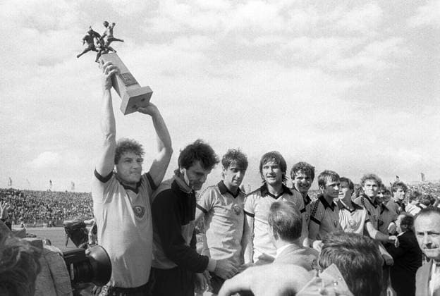 ! ACHTUNG Aufnahmedatum laut Beschriftung ! Dresden, historisch, Fußball, Dynamo Dresden, Saison 1984 85, FDGB-Pokal, Endspiel Finale, Berlin, Stadion der Weltjugend, 48.000 Zuschauer, Dynamo - BFC Dynamo (Berlin) 3:2, 06.06.1985. Hier: Kapitän Hans-Jürgen Dörner reckt den Pokal nach oben, daneben von links Bernd Jakubowski, Ralf Minge, Andreas Trautmann, Frank Schuster, Torsten Gütschow, Jörg Stübner, Matthias Döschner ... Volker Santrucek *** ATTENTION date Loud Caption Dresden, historical, Soccer, Dynamo Dresden, Season 1984 85, FDGB Cup, Final Final, Berlin, Stadium the World Youth, 48 000 Spectators, Dynamo BFC Dynamo Berlin 3 2, 06 06 1985 here Captain Hans Jürgen Dörner reckt the Cup After above, next to it from left Bernd Jakubowski, Ralf Minge, Andreas Trautmann, Frank Cobbler, Torsten Gütschow, Jörg Stübner, Matthias Döschner Volker Santrucek Copyright: xSZ VolkerxSantrucekx
